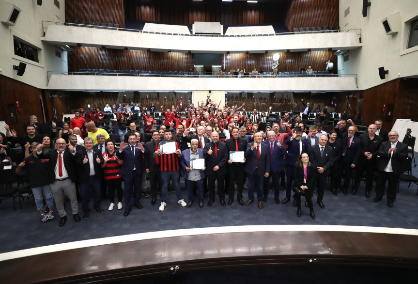 Solenidade ocorreu na noite desta segunda-feira (25), no Plenário da Assembleia Legislativa do Paraná.