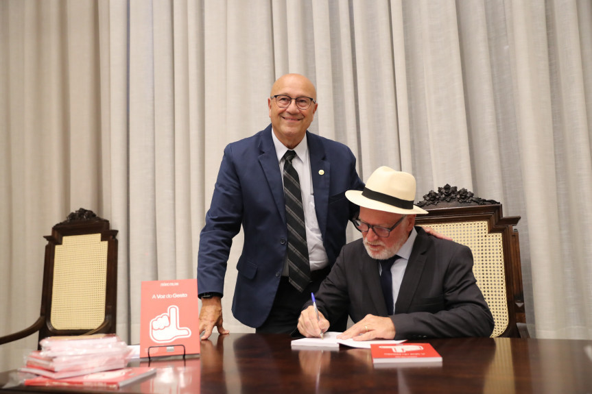 O proponente do evento, deputado Luiz Claudio Romanelli (PSD), ao lado do autor do livro, Mário Milani.