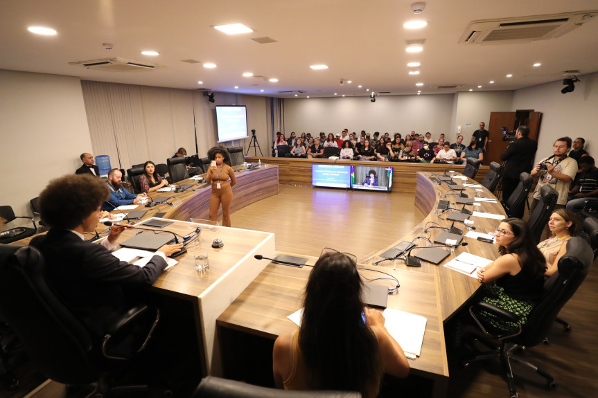 Encontro ocorreu na noite desta segunda-feira (4), no Auditório Legislativo.