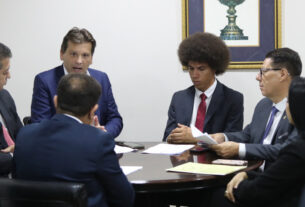 Reunião ocorreu no início da tarde desta segunda-feira (25).