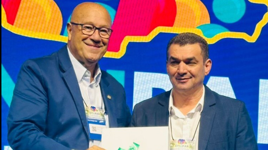 O coordenador da Frente Parlamentar Municipalista da Assembleia Legislativa do Paraná, deputado Luiz Claudio Romanelli (PSD), ao lado do e presidente da AMP e prefeito de Santa Cecília do Pavão, Edimar Santos.