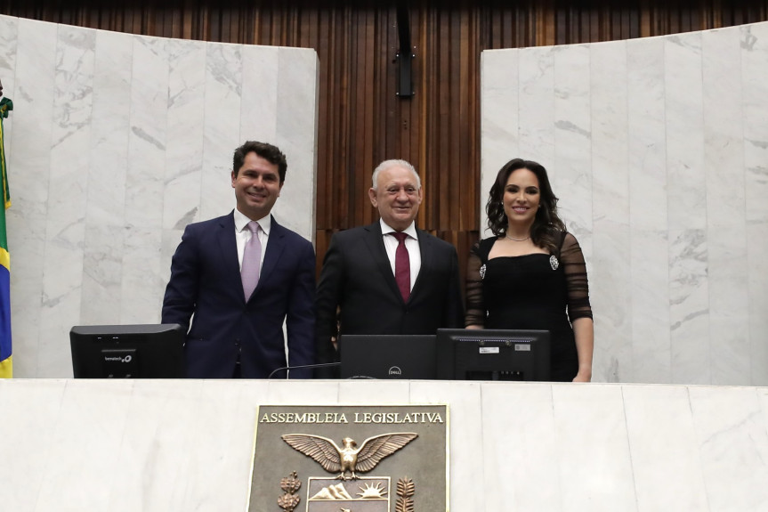 A proposição foi assinada pela Mesa Executiva formada pelo presidente da Assembleia Legislativa, deputado Ademar Traiano (PSD); primeiro secretário, deputado Alexandre Curi (PSD) e segunda secretária, deputada Maria Victoria (PP).