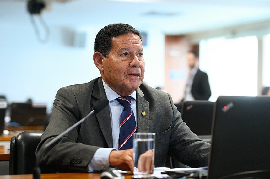 Em pronunciamento, à bancada, senador Hamilton Mourão (Republicanos-RS).