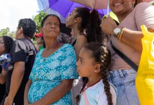 Em espetáculo da Via Sacra no DF, Marias lembram os próprios calvários