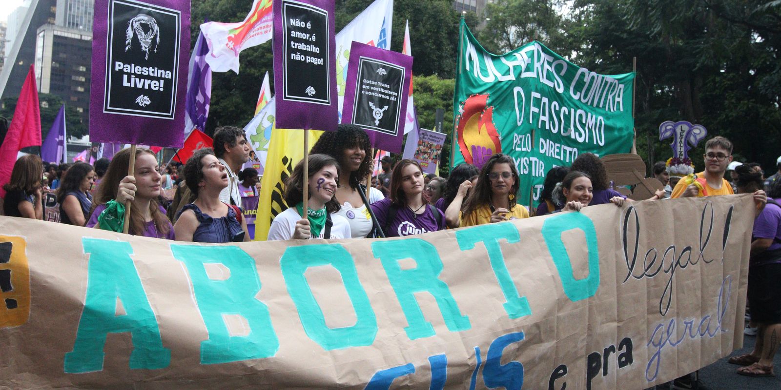 Na Paulista, marcha pede legalização do aborto e igualdade de gênero