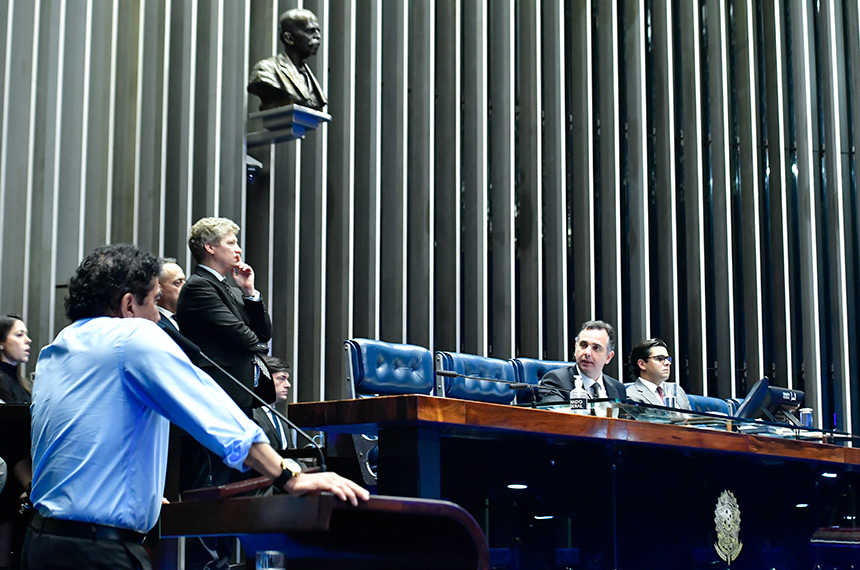 Ao lado da mesa, deputado Marcel van Hattem (Novo-RS).