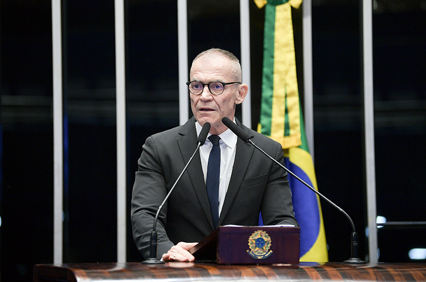 Em discurso, à tribuna, senador Fabiano Contarato (PT-ES).