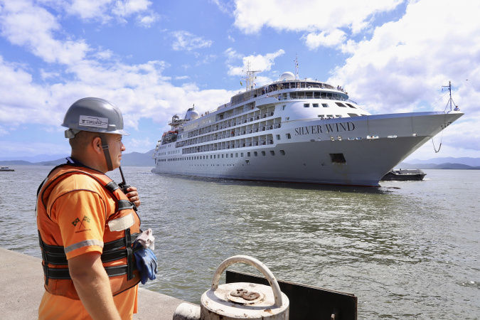 Porto de Paranaguá recebe navio de cruzeiro de luxo Silver Wind