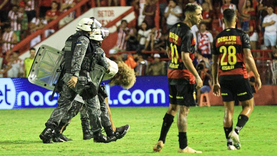 Sport vence Náutico em clássico marcado por briga feia de torcida com a polícia