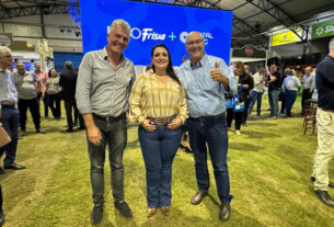 O deputado Luiz Claudio Romanelli (PSD) defendeu medidas de proteção da cadeia leiteira do Paraná ao visitar a feira agropecuária ExpoFrísia 2024.