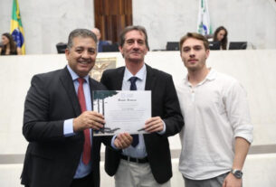 O Cobra Repórter (PSD) entregou nesta segunda-feira (29) o Voto de Congratulações com Menção Honrosa ao empresário Valcir Machado, durante sessão da Assembleia Legislativa.