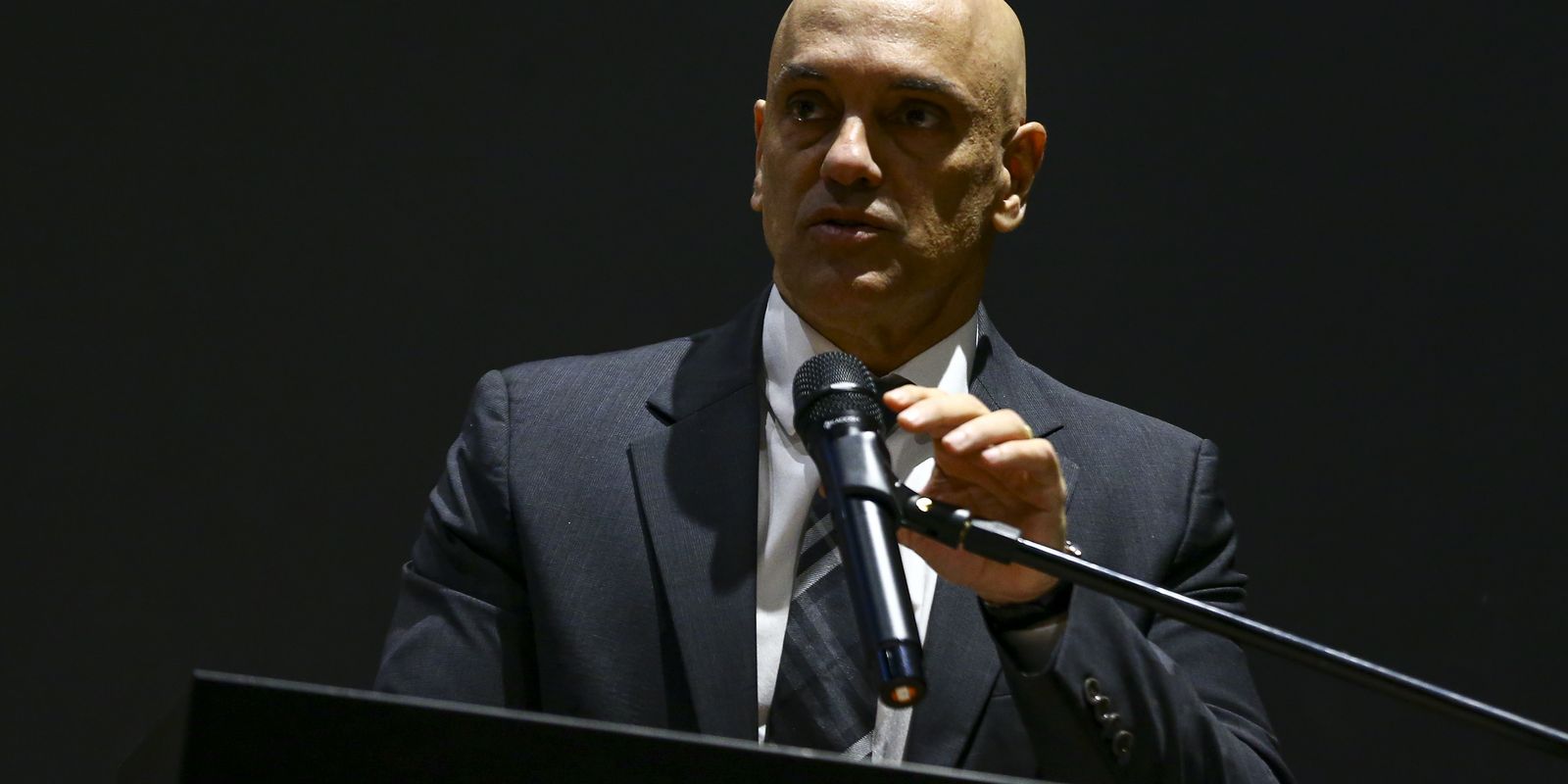 AGU pede ao STF apuração de posts com divulgação de decisões de Moraes