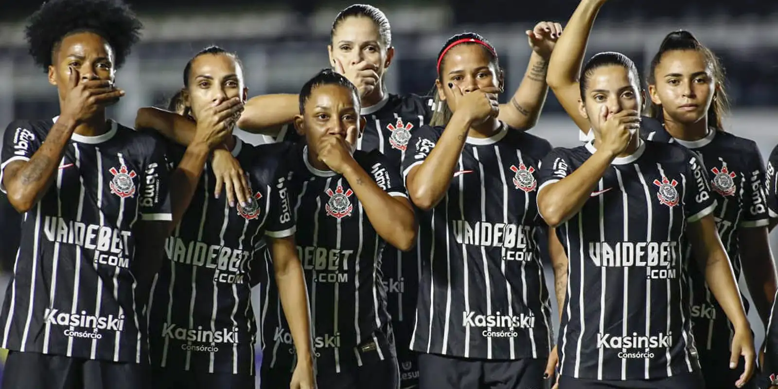 Abertura de rodada do Brasileirão Feminino é marcada por protestos