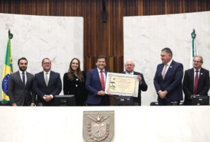 Marcada por grande emoção, a homenagem aconteceu no Plenário, por iniciativa do deputado Paulo Gomes (PP), com aprovação unânime dos demais parlamentares da Casa de Leis.