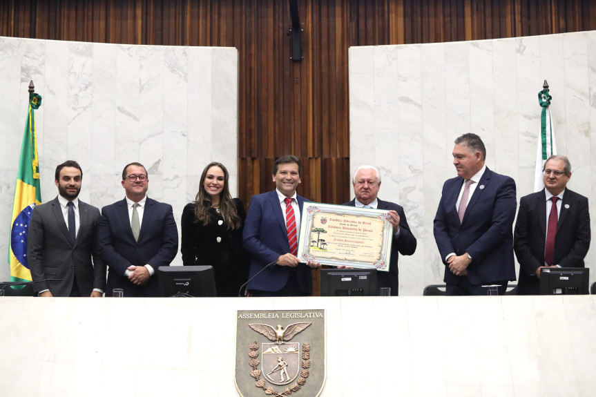 Marcada por grande emoção, a homenagem aconteceu no Plenário, por iniciativa do deputado Paulo Gomes (PP), com aprovação unânime dos demais parlamentares da Casa de Leis.