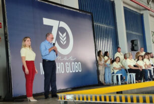 O deputado estadual Tercilio Turini, que propôs a homenagem juntamente com outros parlamentares, participou do evento festivo na sede da empresa.