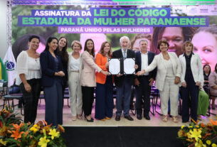 Assinatura ocorreu no fim da tarde desta terça-feira (16), no Palácio Iguaçu.