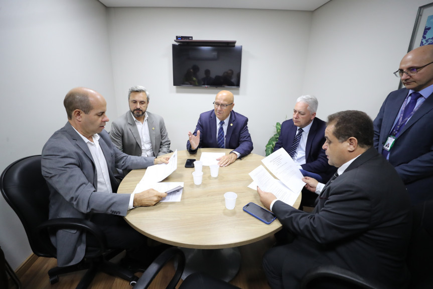 Reunião ocorreu no início da tarde desta segunda-feira (22).