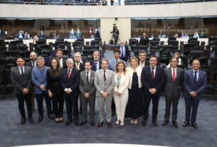 Integrantes da comitiva portuguesa foram recebidos pelos parlamentares no início da sessão plenária desta terça-feira (16).