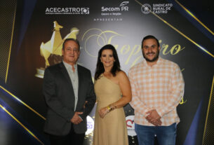 O deputado Moacyr Fadel, a secretária Michele Fadel e o presidente da Câmara, Neto Fadel, prestigiam homenagem aos empresários de Castro.