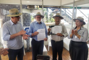 Entrega de Menção Honrosa hoje no estande da Assembleia na ExpoLondrina: secretário Norberto Ortigara, deputado Tercilio Turini, pesquisador Tumoru Sera e presidente em exercício do IDR-Iapar Vânia Cirino.