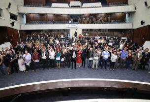 Solenidade ocorreu na noite desta terça-feira (2), no Plenário da Assembleia Legislativa do Paraná.