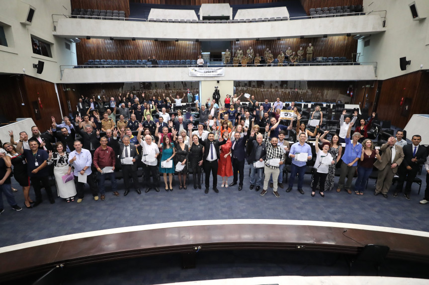 Solenidade ocorreu na noite desta terça-feira (2), no Plenário da Assembleia Legislativa do Paraná.