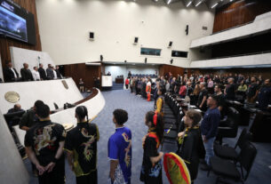 Solenidade ocorreu na noite desta quinta-feira (18), no Plenário da Assembleia Legislativa do Paraná.