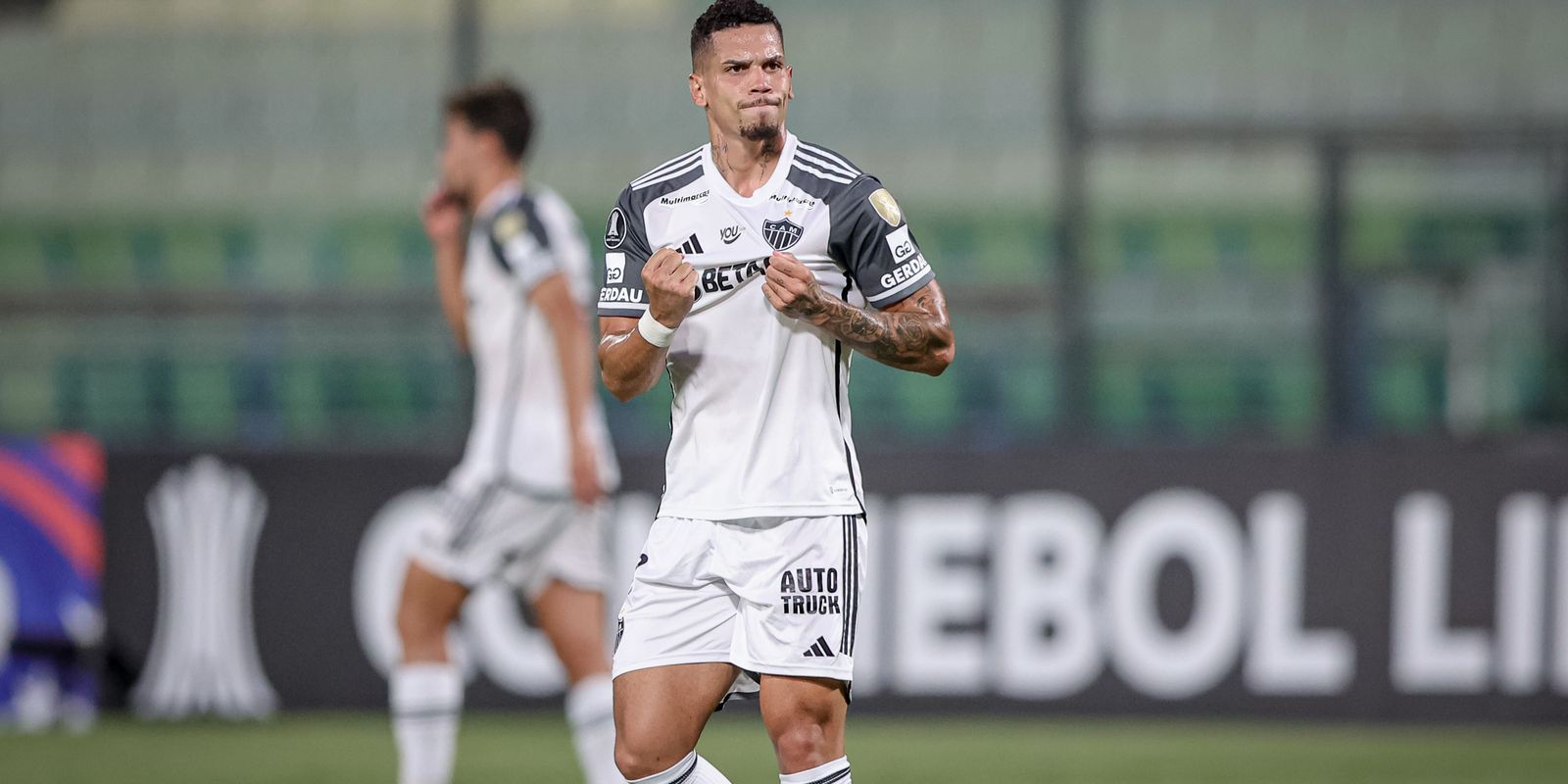 Com dois de Paulinho, Atlético-MG goleia Caracas na Libertadores