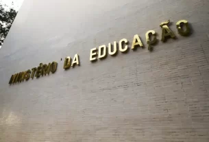 MEC discute educação digital e currículo — Agência Gov