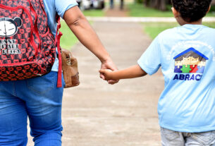 A escola e a natação são oferecidas pelo governo. O psicopedagogo, o terapeuta ocupacional e o psicólogo, por instituições filantrópicas que cobram uma taxa simbólica. Se fossem pagos, a família não conseguiria arcar com os serviços. Por falta de dinheiro, o menino não frequenta sessões de fonoaudiologia. Miguel até hoje não fala."