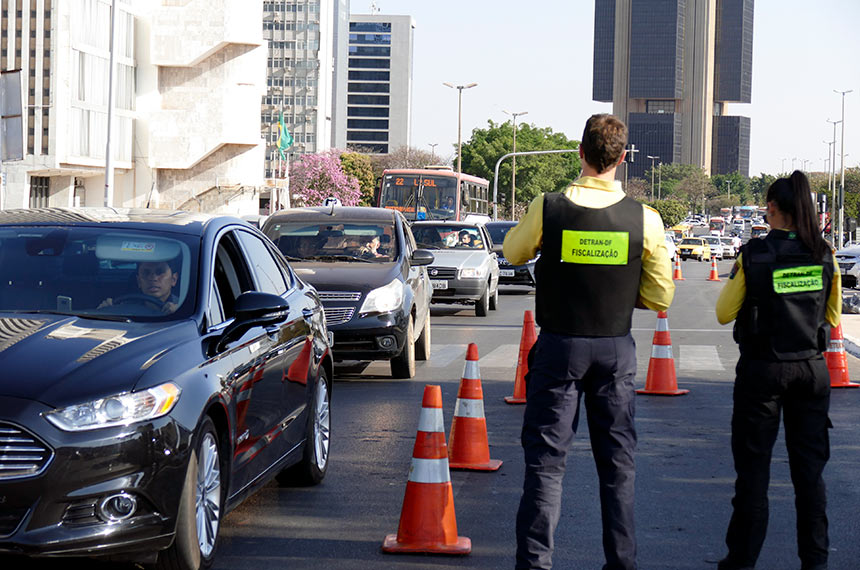 Registro de cidade e estado nas placas dos veículos é tema de debate na CAE — Senado Notícias