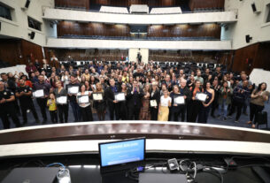 Solenidade ocorreu na noite desta quinta-feira (23), no Plenário da Assembleia Legislativa do Paraná.