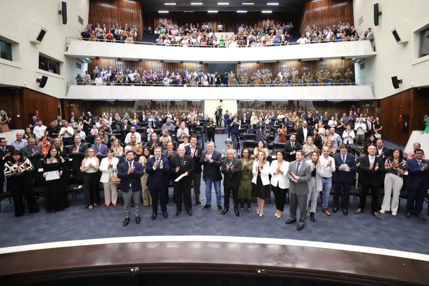 Solenidade lotou o Plenário da Assembleia Legislativa na noite desta quinta-feira (2).