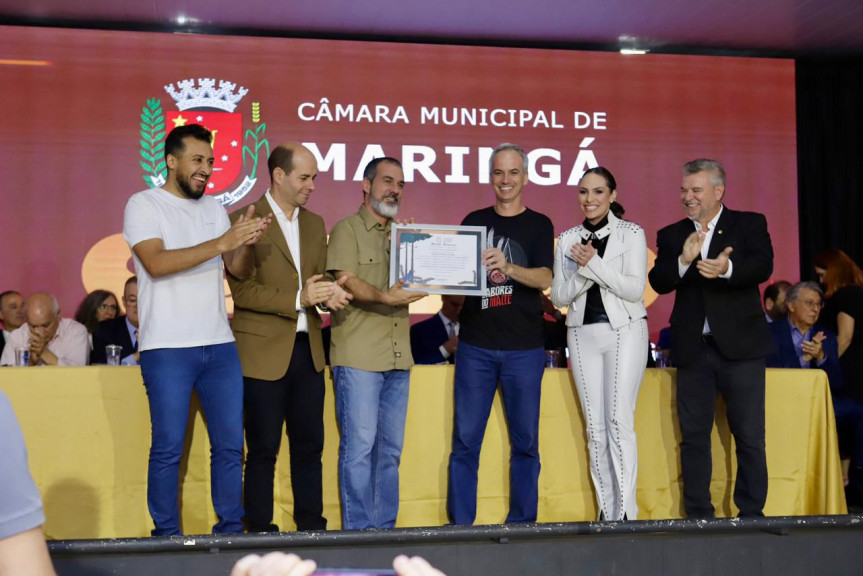 A entrega foi feita pelos deputados Maria Victoria, Adriano José (PP), Evandro Araújo (PSD) e Delegado Jacovós (PL) com a presença do prefeito Ulisses Maia (PSD) e do presidente da Câmara Mário Hossokawa (PP).