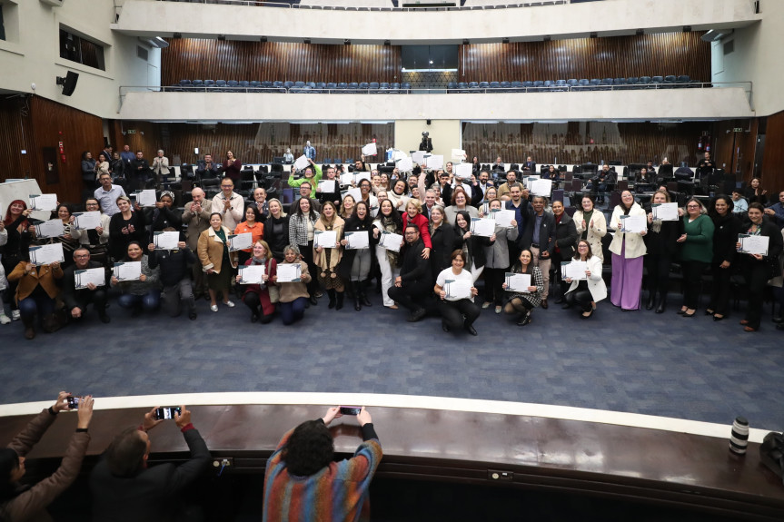 Solenidade ocorreu na noite desta segunda-feira (27), no Plenário da Assembleia Legislativa do Paraná.