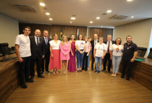 Parlamentares que fizeram parte da Comissão Especial que debateu o texto na Casa juntamente com representantes da sociedade, de entidades e família, que contribuíram com a nova legislação.