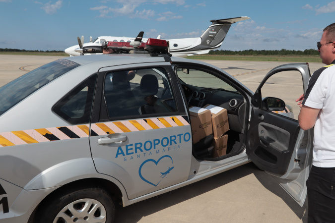 Avião da Casa Militar leva alimento especial para crianças internadas no Rio Grande do Sul