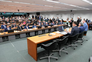 Em pronunciamento, à bancada, deputado Claudio Cajado (PP-BA).