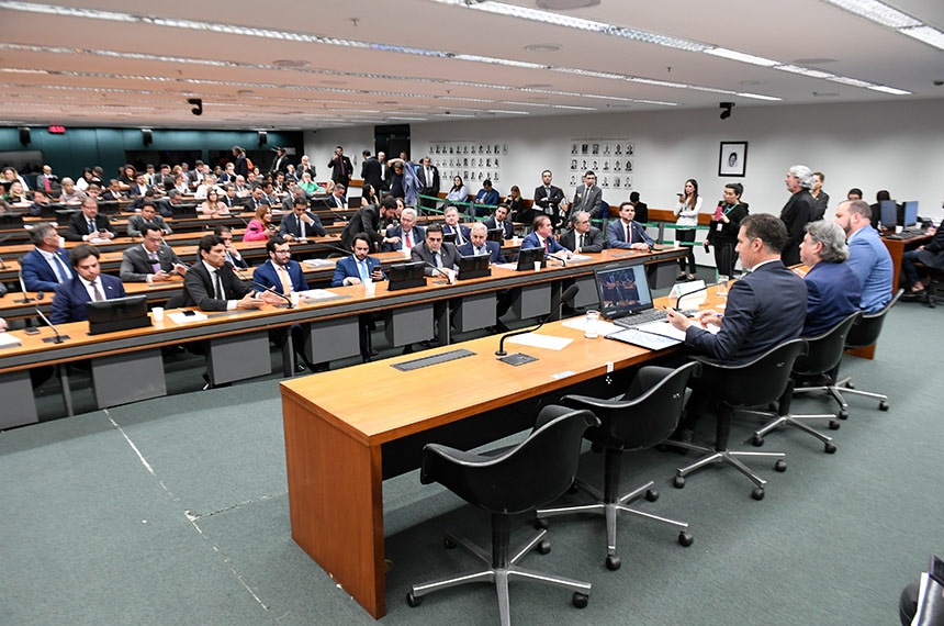 Em pronunciamento, à bancada, deputado Claudio Cajado (PP-BA).