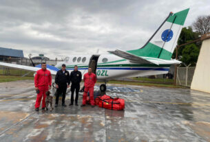 Cães e bombeiros do Paraná embarcam para o RS para ajudar em buscas por vítimas