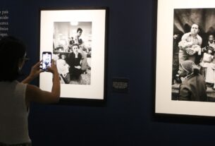 Exposição mostra olhar de Sebastião Salgado sobre Revolução dos Cravos