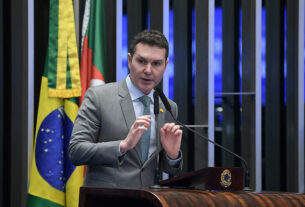 Em discurso, à tribuna, ministro de Estado das Cidades, Jader Barbalho Filho.