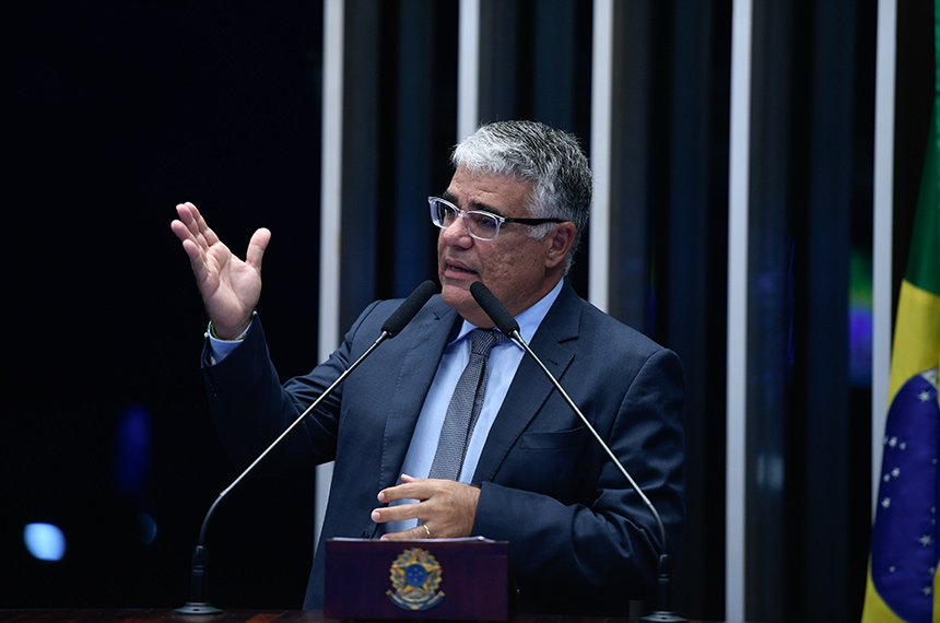 Em discurso, à tribuna, senador Eduardo Girão (Novo-CE).