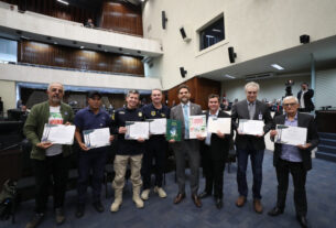 Deputado Goura (PDT) e os participantes da semeadura de palmeira Juçara e pinheiro Araucária feita durante a “2ª Jornada da Natureza: semeando vida para enfrentar a crise ambiental”.