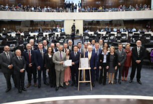 Homenagem ocorreu no inicio da sessão plenária desta segunda-feira (17).