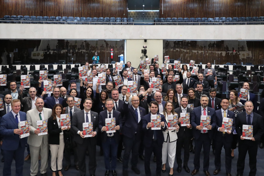 A Cartilha REURB – Regularização Fundiária Urbana, iniciativa pioneira,  vai auxiliar os 399 municípios paranaenses e os 200 cartórios de registro de imóveis a trabalharem em conjunto, num grande mutirão.