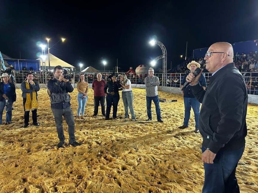 "As feiras reúnem shows, esportes como rodeio, exposições de produtos, equipamentos e alimentos, aquece a economia, movimenta várias atividades profissionais, são atrações turísticas e levam lazer e cultura à população", disse Romanelli.