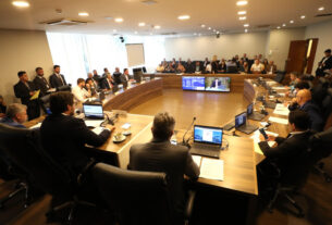 Reunião ocorreu no início da tarde desta terça-feira (18), no Auditório Legislativo.