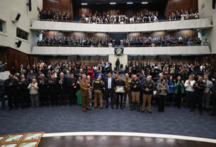 Cerca de 250 representantes das forças de segurança foram homenageados na noite desta quinta-feira (27).